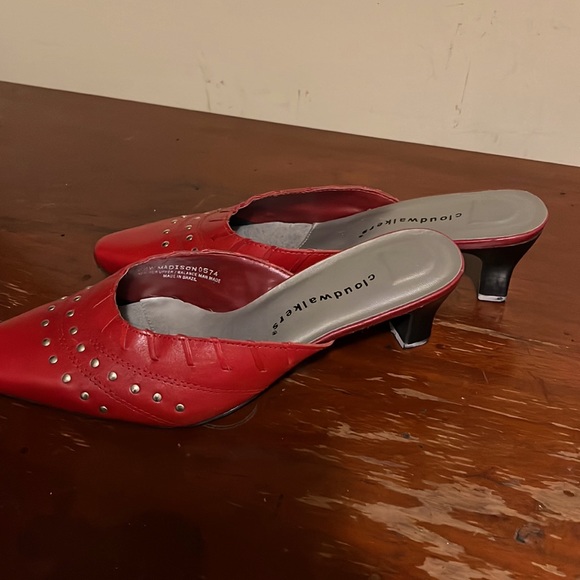 COPY - WOMEN’S RED LOW HEELED SLIDES IN SIZE 8.5W - Picture 2 of 3